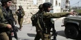 الاحتلال يسلم مواطنين بلاغات ويحاصر منزلا في الخليل