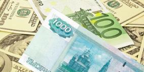 الروبل يتراجع مجددا أمام الدولار واليورو في بداية تعاملات الأسبوع