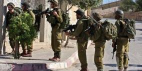 الاحتلال يعتقل مواطنا من الخليل ويسلم آخرين استدعاءات