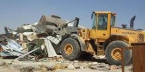 الاحتلال يهدم منازل قيد الانشاء و'بركسات' في مخيم العروب شمال الخليل