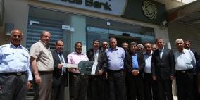 بنك القدس يسلم سيارة أوبل كورسا 2015 للفائز من راس الجورة وراتب بقيمة 500 دولار للفائز من خانيونس