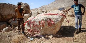 بالصور: مستوطنون يحرقون خيمة في عين سامية شرقي كفر مالك في رام الله والبيرة