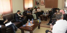 رئيس بلدية الخليل يطلع وفدا سياسيا فتنامي على اوضاع المدينة