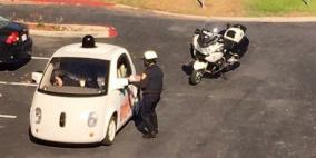 إيقاف سيارة جوجل ذاتية القيادة من قبل شرطي