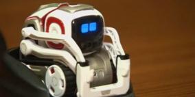 "كوزمو".. روبوت لتعليم الأطفال وتسليتهم