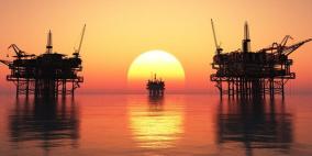 النفط يخسر 4% بعد استبعاد أي تخفيضات في الإنتاج