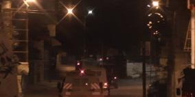 قوات الاحتلال تعتقل مواطنا بعد مداهمة منزله في بيت امر