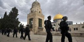 مستوطن يطلق طائرة صغيرة مزودة بآلة تصوير نحو المسجد الأقصى