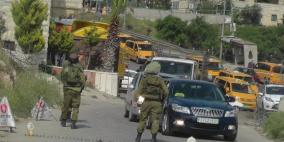 الاحتلال ينصب حاجزا على مدخل بيت أمر