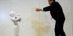 بالصور.. "بيبر" روبوت ياباني يضحك ويقدم القهوة