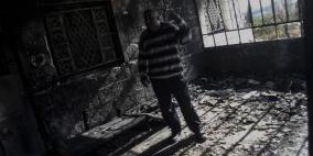 مستوطنون يضرمون النار في منزل ببلدة سنجل ويصيبون خمسة مواطنين فيها