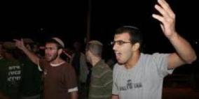 مستوطنو بيت إيل يرشقون سيارات المواطنين بالحجارة