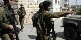 الاحتلال يعتقل فتيين من بيت أمر وينصب حواجز بالخليل