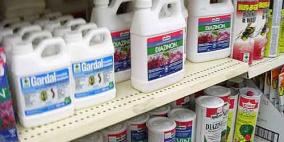 حملة رقابية على محلات بيع المبيدات في الخليل