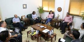 جامعة القدس تبحث خدمات الطلبة والجامعة مع مؤسسة تعاون