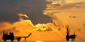 تراجع أسعار النفط بفعل تخمة المعروض.. والذهب يرتفع