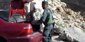 مستوطنة تسرق حجارة من البلدة القديمة في الخليل