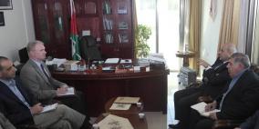 أبو زنيد يبحث سبل التعاون مع الوكالة الأمريكية للتنمية