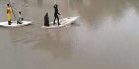 بالفيديو في رفح : استخدام قوارب الصيد لانقاذ المواطنين المحاصرين