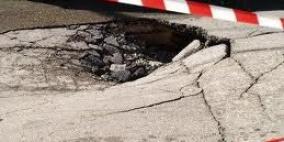 تشققات أرضية في وادي حلوة بسلوان بسبب الحفريات الإسرائيلية