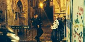 المواطنون يؤدون صلاة الفجر في الشوارع والمستوطنون يجددون اقتحامهم للأقصى