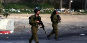 الاحتلال يعتقل مواطنا ويفتش منازل بجبل الرحمة في الخليل