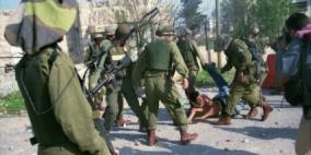 الإحتلال ينكل بشابين على مدخل بلدة سلواد