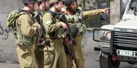 جنود الاحتلال يقتحمون مدرسة ويعتلون سطحها في الخليل