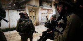 قوات الاحتلال تفتش عدة منازل جنوب الخليل