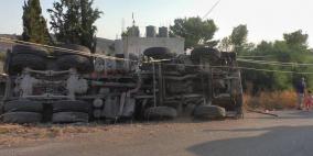 بالصور: اصابة شابين في صوريف جراء انقلاب "خلاطة باطون"