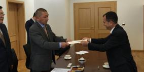 ابو زيد يسلم نسخة من اوراق اعتماده للخارجية الكازاخستانية سفيرا لفلسطين