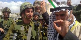 بالصور، في يوم الأرض وقفة احتجاجية أمام مبنى الرجبي المصادر بالخليل