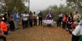 بيت جالا : إقامة قداس في أراضي ضاحية كريمزان المهددة بالمصادرة