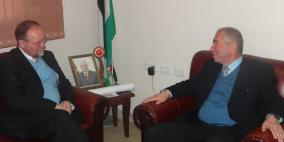 الزعتري يدعو القنصل البريطاني لدعم مدينة الخليل