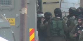 بالصور: الاحتلال يعتقل ثمانية شبان من محافظة الخليل