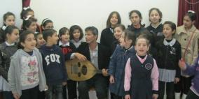 الشاعر الفلسطيني المغترب "ناصر قواسمي" يعقد ورشة موسيقية بالخليل