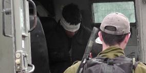 الاحتلال يعتقل أربعة مواطنين من الخليل ويسلم آخر بلاغا لمراجعة مخابراته