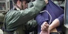 قوات الاحتلال تعتقل مواطنا وتسلم والده وأشقاءه بلاغات جنوب الخليل