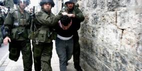الاحتلال يحتجز شابين ويعتدي على آخر في جنين