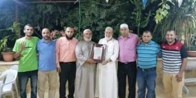 وفد من الحركة الإسلامية يكرم الحاج طه شواهنة على رباطه في الاقصى