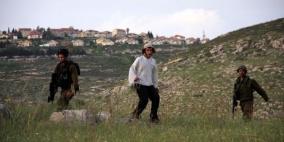 مستوطنون يهاجمون مزارعين ويكسرون زيتونهم في بلدة بيت أمر