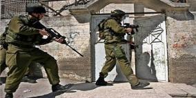 الاحتلال يسلم مواطنا من حلحول بلاغا لمراجعة مخابراته