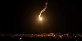 احتراق بيتين بلاستيكيين نتيجة إطلاق الاحتلال القنابل المضيئة في قلقيلية