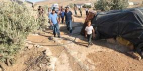 وفد اجنبي يزور قرية سوسيا جنوب يطا ويلتقون بسكانها