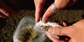 أب يبلغ عن ابنه لتعاطيه المخدرات في الخليل