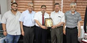 شركة ربحي الحجة تكرم رئيس بلدية البيرة