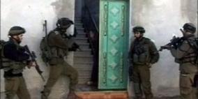 الخليل: اقتحام منازل أسرى مضربين واعتقال اشقائهم