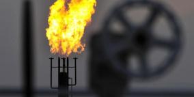 النفط يهبط عن أعلى مستوى في 2016 ويتماسك فوق 50 دولارا