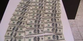 4700 دولار مزيفة داخل محل صرافة في الخليل