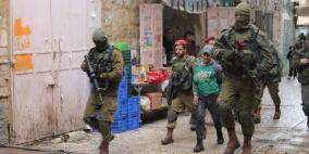 بالصور.. الاحتلال يعتقل طفلا بالخليل